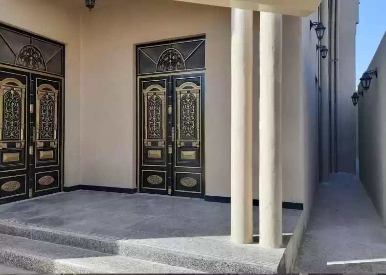 Residencial Listo Propiedad 5 habitaciones U / F Villa Standerlone  alquiler en al-sad , Doha #9750 - 1  image 